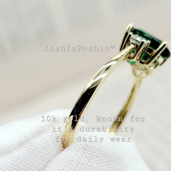 1.95ct Emerald three-stone cocktail ring in 10K yellow gold - Picture 16 of 17